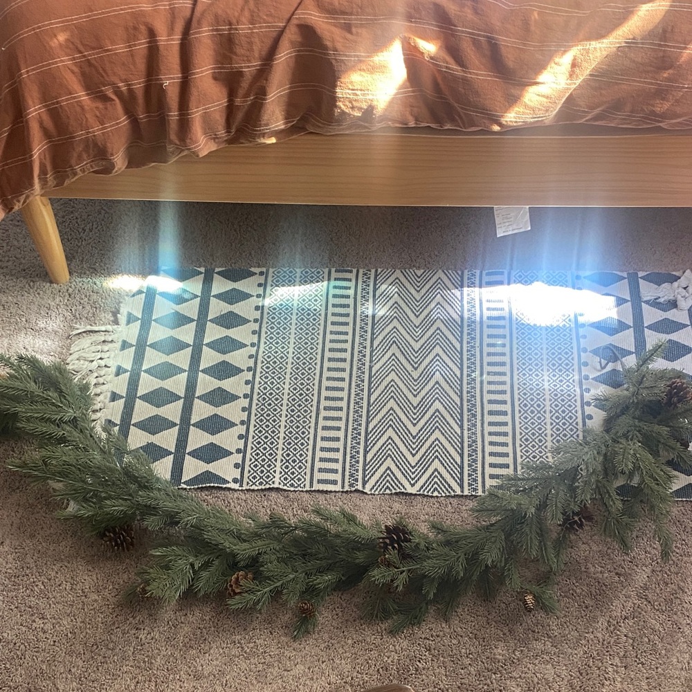 Green Pine Garland with Pinecones - Picture 4 of 4